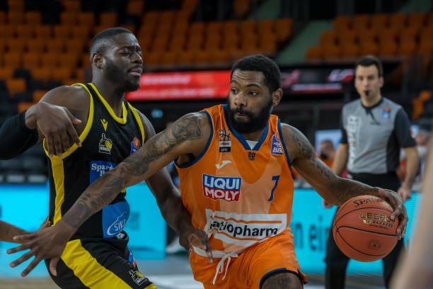 她凭借着出 她凭借着出