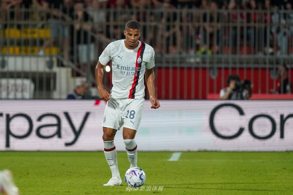 他在场上展 他在场上展